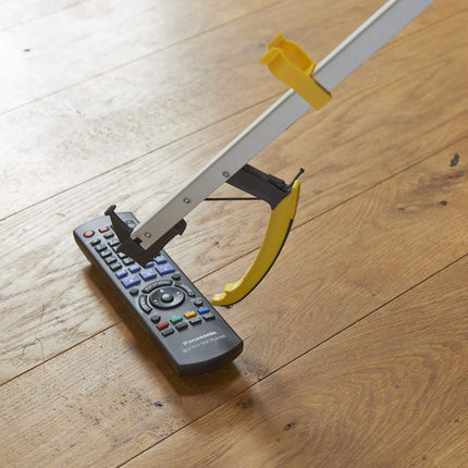 The Helping Hand Company Classic Pro sniedzamības palīglīdzeklis ar 82 cm garu rokturi ir paredzēts vecāka gadagājuma cilvēkiem, cilvēkiem ar invaliditāti vai ikvienam, kam ir grūtības noliekties un sniegties.