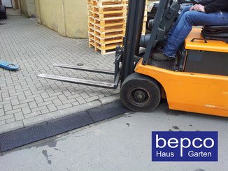 Bepco apmales rampa, GxPxA: 50 x 25 x 5 cm, izgatavota no gumijas (melna), piekļuves rampa, durvju sliekšņa rampa, ar iestrādātām paplāksnēm stiprināšanai
