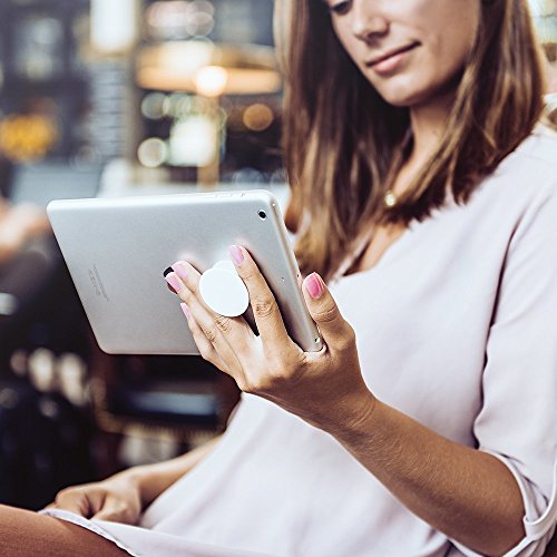 Starp grāmatas lappusēm ir skaista vieta, kur būt PopSockets ar maināmu PopGrip.