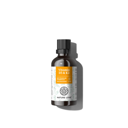 D3 vitamīns + K2 (50 ml) — augsta biopieejamība, pateicoties oriģinālajam K2VITAL® 99,7 % trans — laboratoriski pārbaudīts 1000 SV D3 vitamīna vienā pilienā (1700 pilieni ar D vitamīnu + K vitamīnu) — MCT eļļā — augsta deva