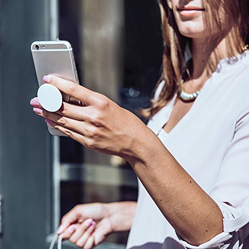 Starp grāmatas lappusēm ir skaista vieta, kur būt PopSockets ar maināmu PopGrip.