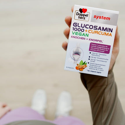 Doppelherz sistēma GLIKOZAMINS 1000 + KURKUMA VEGĀNS – C vitamīns veicina normālu kolagēna veidošanos normālai skrimšļu un kaulu funkcijai – 120 kapsulas