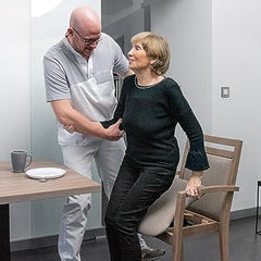 2liftu klasiskais stāvkrēsls | Stāvkrēsls ar palīglīdzekļiem | Senioru krēsls (dabīgs dižskābardis/pelēks)