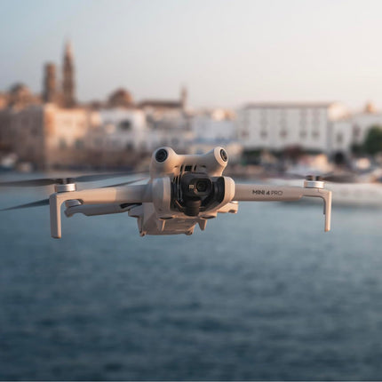 DJI Mini 4 Pro Fly More Combo ar DJI RC 2 tālvadības pulti (ekrāna tālvadības pulti), salokāms mini drons ar 4K kameru, svars mazāks par 249 g, lidojuma laiks 34 minūtes, 2 papildu akumulatori, C0 klase