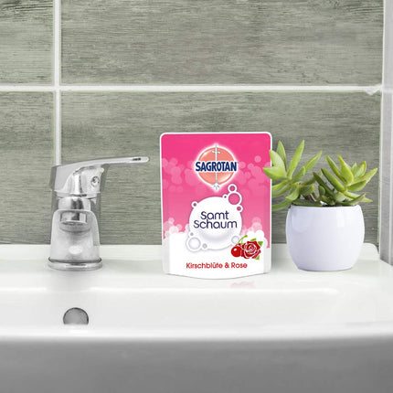 Sagrotan Velvet Foam Refill Cherry Blossom &amp; Rose – 8 x 250 ml putu ziepes praktiskā izdevīgā iepakojumā