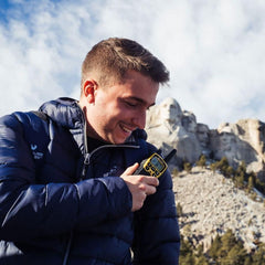 Midland XT70 Adventure PMR rāciju maciņu komplekts, 2 rācijas ar darbības rādiusu līdz 12 km, ar LCD displeju un micro-USB uzlādes ligzdu, bērniem un lietošanai ārpus telpām