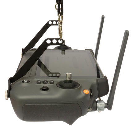 Robotika — plecu siksna DJI RC Plus kontrolierim, neslīdoša horizontāla piekare, ātra montāža, melna anodēta, alumīnijs
