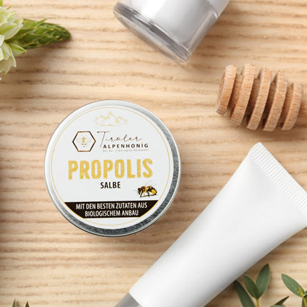 Propolisa ziede ar bišu vasku, olīveļļu, propolisa tinktūru un šī sviestu. Ziede (40 g) no Tiroles Alpu medus, kas ražots Tiroles kalnos.