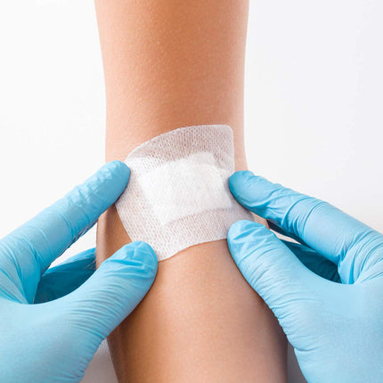 Medrull sterils brūču pārsējs 6x7 cm sterili brūču plāksteri ULTRA PORE spēcīga līmviela - aizsargā pret griezumiem un skrāpējumiem plāksteri individuāli iesaiņoti 50 gabali