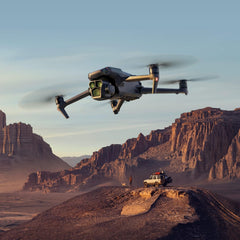 DJI Mavic 3 Pro Cine ar DJI RC Pro (izgaismots sākuma ekrāns), vadošais drons ar trīskāršu kameru, Apple ProRes atbalsts 3 kamerām un 1 TB krātuve, trīs viedās lidojuma baterijas un citas funkcijas.