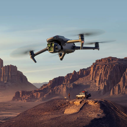 DJI Mavic 3 Pro Cine ar DJI RC Pro (izgaismots sākuma ekrāns), vadošais drons ar trīskāršu kameru, Apple ProRes atbalsts 3 kamerām un 1 TB krātuve, trīs viedās lidojuma baterijas un citas funkcijas.