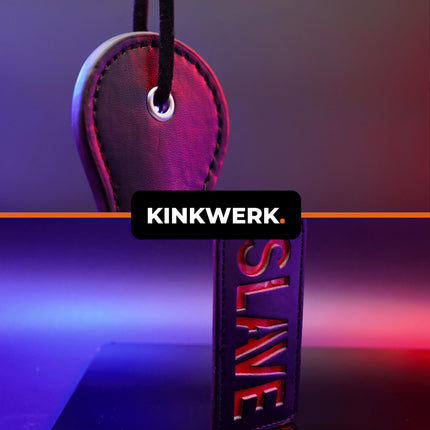 KINKWERK pēršanas airiņš (ar uzrakstu) no augstas kvalitātes sintētiskās ādas vīriešiem un sievietēm | Ergonomisks dizains ar plaukstas siksniņu | Daudzfunkcionāls BDSM aksesuārs (VERGS)