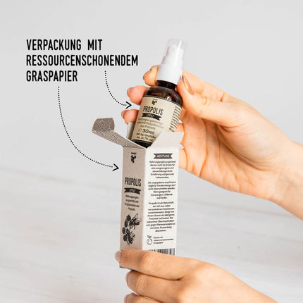 Propolisa aerosols 30 ml ar dabīgu propolisu, eikaliptu, ceļmallapu un citronu eļļu kā mutes dobuma un kakla aerosols (30 ml)