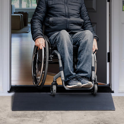 VEVOR sliekšņa rampa, cieta gumijas durvju sliekšņa rampa, maks. Celtspēja līdz 15T. Apmales rampa 90x20x3cm. Ratiņkrēslu rampa ar abpusēju līmlenti. Piekļuves rampa. Gumijas rampa, pašgriežoša.