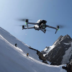 DJI Air 3S (RC-N3), drons ar 4K kameru, divu kameru drons ar 1 collas CMOS platleņķa kameru, 4K/60 kadri/s HDR video un 14 dinamiskā diapazona iestatījumiem, maksimālais lidojuma laiks 45 minūtes, 20 km video pārraide