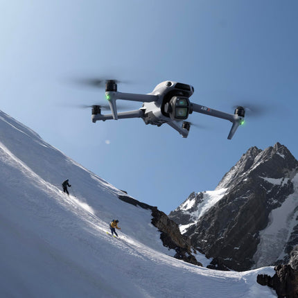 DJI Air 3S (RC-N3), drons ar 4K kameru, divu kameru drons ar 1 collas CMOS platleņķa kameru, 4K/60 kadri/s HDR video un 14 dinamiskā diapazona iestatījumiem, maksimālais lidojuma laiks 45 minūtes, 20 km video pārraide
