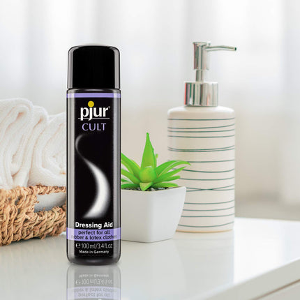 pjur CULT pārsēju līdzeklis - lateksa pārsēju līdzeklis īpaši patīkamai sajūtai uz ādas - arī gumijai (100ml)