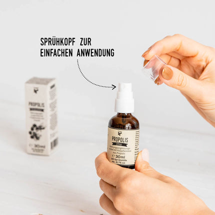Propolisa aerosols 30 ml ar dabīgu propolisu, eikaliptu, ceļmallapu un citronu eļļu kā mutes dobuma un kakla aerosols (30 ml)