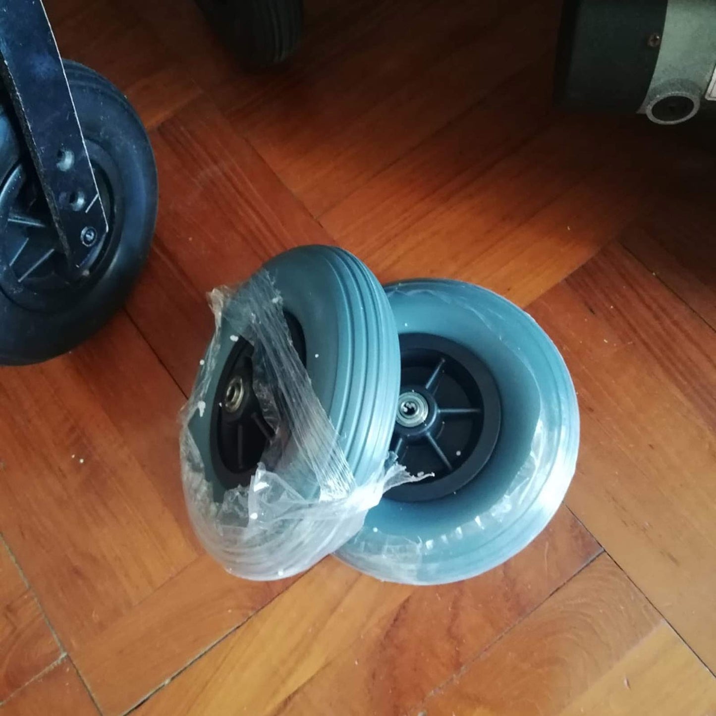 1 ratiņkrēsla riteņu pāris priekšējiem maziem riteņiem, nodilumizturīga cieta riepa, 20 cm (8 collas), ratiņkrēsla staigāšanas palīglīdzekļa nomaiņai, pelēks