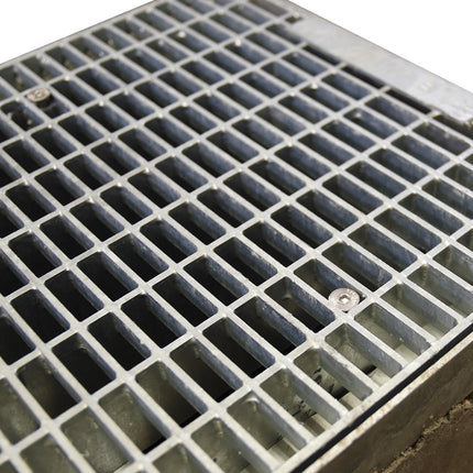 HYDROTEC profesionālā pagalma noteka 300x300 W125 panelis ar cinkotu režģi
