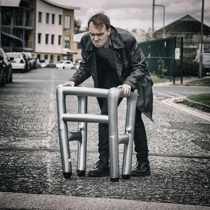 Piepūšams rollators, piepūšams nūja, piepūšams nūja, piepūšams iešanas palīglīdzeklis — ideāls komplekts jūsu kostīmam kā vecmāmiņai vai vectētiņam karnevālā vai kā joks dzimšanas dienā.