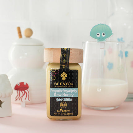 BEE &amp; YOU Propoliss, Bišu māšu peru pieniņš, Neapstrādāts medus bērniem – Izstrādāts bērnu imūnsistēmas atbalstam – 100% dabīgs un bez ķīmiskām vielām, krāsvielām, ĢMO, glutēna un sojas