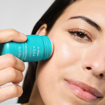 M. Asam AQUA INTENSE Hydration Stick (30 g) – Mitrinošs zīmulis sejai – atvēsinošs daudzfunkcionāls balzams ar hialuronskābi, serumu pret sausumu un redzami tvirtākai ādai