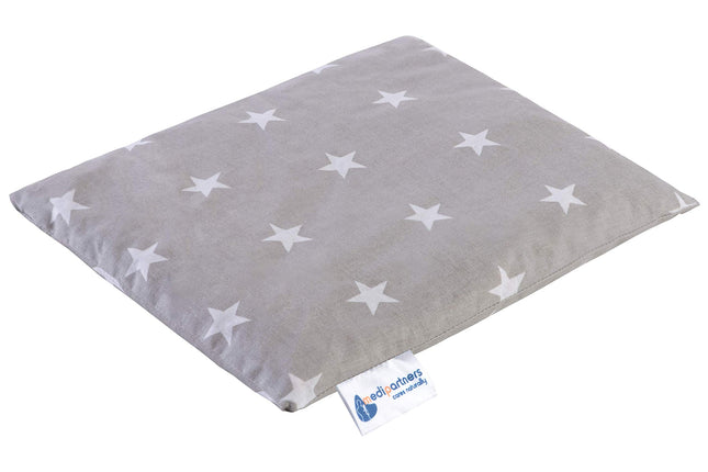 Medi Partners ķiršu kauliņu pildspalva, graudu pildspalva, liels siltuma spilvens, 500 g, taisnstūris, 20 x 25 cm, ekoloģiski dabīgs, 100 % kokvilnas siltuma un aukstuma terapijas masāžas terapija (baltas zvaigznes ar pelēku krāsu)