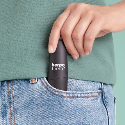 herpotherm neo pret aukstumpumpām, darbojas ar koncentrētu siltumu, oriģinālā herpes pildspalva, ātra atvieglojuma nodrošināšana ar vienu pogas pieskārienu, iespējamas līdz pat 200 lietošanas reizēm ar vienu bateriju komplektu