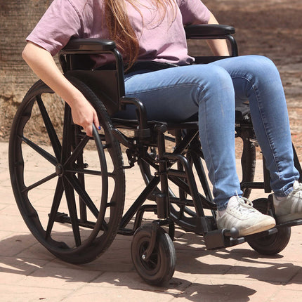 PEPE Mobility — viegls, salokāms ratiņkrēsls (tērauda konstrukcija, 17,5 kg), salokāmi roku balsti un kāju balsti, necaurduramas riepas visiem reljefiem
